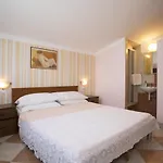 Apartman By The Sea Mavarstica, Ciovo - 12696 *